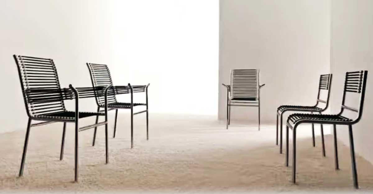 Showroom Ambiente mit 5 René Herbst Stühlen. Modell Sandows mit Expanderbespannung der Sitz- und Rückenlehne.